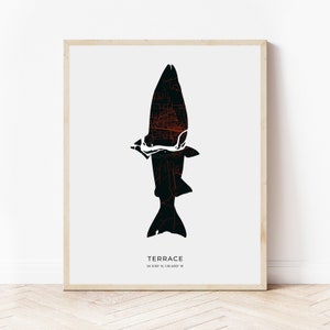 Könnte beinhalten: Eine Schwarzweißillustration eines Fisches mit der Stadt Terrace, British Columbia, die auf seinen Körper gelegt wird. Der Text "TERRACE 54.5182° N, 128.6027° W" befindet sich unter dem Fisch.