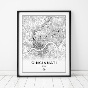 Puede incluir: Impresión de un mapa de Cincinnati, Ohio, EE. UU., en blanco y negro. El mapa muestra las calles y vías fluviales de la ciudad. El nombre de la ciudad y "EE. UU." están impresos debajo del mapa, junto con una rosa de los vientos.