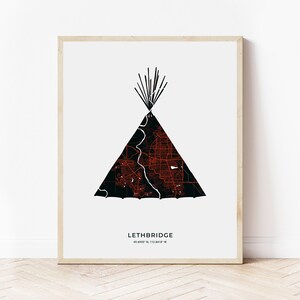 Puede incluir: Una ilustración en blanco y negro de una tienda de campaña con un mapa de la ciudad rojo en su interior. El texto "LETHBRIDGE 49.6893° N, 112.8418° W" está debajo de la tienda de campaña.