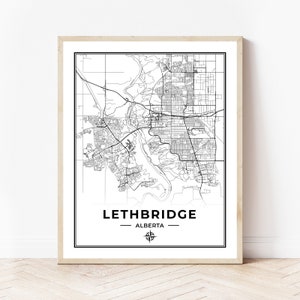 Puede incluir: Mapa de Lethbridge, Alberta, Canadá, en blanco y negro. El mapa muestra las calles, los ríos y otras características de la ciudad. El nombre de la ciudad y la provincia están impresos debajo del mapa.