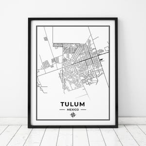 Puede incluir: Mapa de Tulum, México, en blanco y negro. El mapa muestra las calles y los puntos de referencia de la ciudad. El texto "Tulum, México" está impreso debajo del mapa.