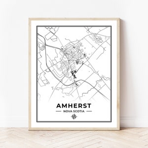 Könnte beinhalten: Eine Schwarzweißkarte von Amherst, Nova Scotia, mit dem Stadtnamen und der Provinz unter der Karte. Ein Kompass befindet sich mittig unter dem Text.