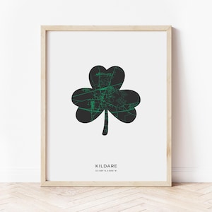 Op de afbeelding: Een zwarte en groene klaverbladvormige kaart van Kildare, Ierland, met de tekst "KILDARE 53.1589° N, 6.5996° W" onder de kaart.