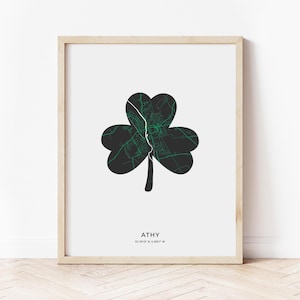 Peut inclure: Une carte d'Athy, en Irlande, en forme de trèfle noir et vert. Le texte "ATHY" et les coordonnées "52.9918° N, 6.9857° W" sont imprimés sous la carte.