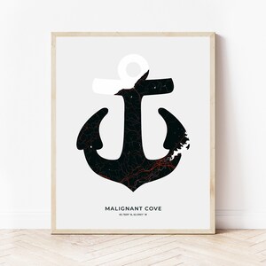 Puede incluir: Un ancla en blanco y negro con un contorno rojo, llena de un mapa del área alrededor de Malignant Cove, Nueva Escocia. El texto "MALIGNANT COVE" y las coordenadas "45.7939° N, 62.0903° W" están impresas debajo del ancla.