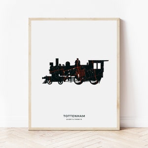 Op de afbeelding: Een zwart silhouet van een stoomlocomotief met rode lijnen die de straten van Tottenham, Ontario, voorstellen. De tekst "TOTTENHAM 44.0223° N, 79.8058° W" staat onder de afbeelding.