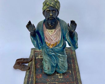 Antico Geschulzt Vienna bronzo Inkwell uomo che prega su un tappeto (#943)