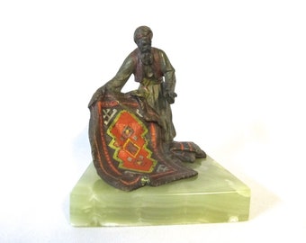 Bronzo antico, mercante arabo su base marmorea (#953)