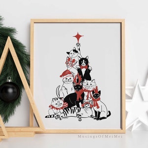 Op de afbeelding: Een zwart-witte illustratie van een kerstboom gemaakt van katten die rode en witte feestversiering dragen. De boom is gekroond met een rode ster.