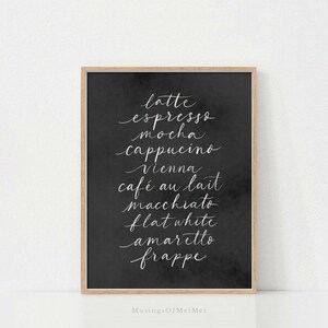 Puede incluir: Impresión de arte imprimible en blanco y negro con una lista de bebidas de café escritas en cursiva. El texto incluye: latte, espresso, mocha, cappuccino, vienés, café con leche, macchiato, flat white, amaretto y frappé.