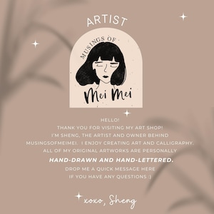 Puede incluir: Una ilustraci&oacute;n en blanco y negro de la cara de una mujer con el texto "Musings of Mei Mei" en un c&iacute;rculo. El texto "Artist" est&aacute; por encima del c&iacute;rculo y el texto "Hello! Thank you for visiting my art shop! I'm Sheng, the artist and owner behind Musingsofmeimei. I enjoy creating art and calligraphy. All of my original artworks are personally hand-drawn and hand-lettered. Drop me a quick message here if you have any questions :) xoxo, Sheng" est&aacute; debajo del c&iacute;rculo.
