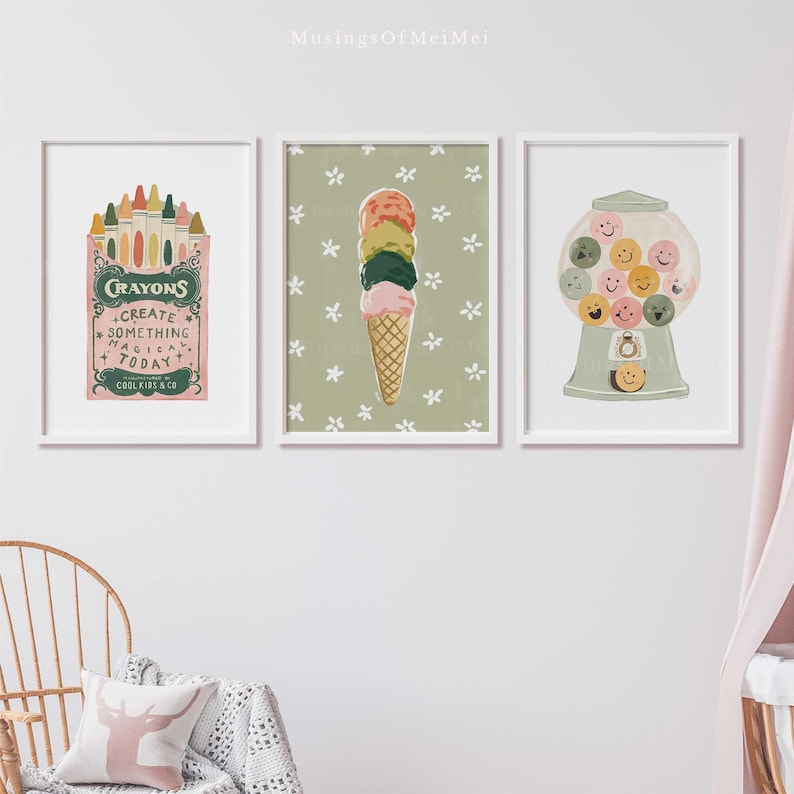 Puede incluir: Tres ilustraciones enmarcadas en un entorno de guarder&iacute;a. La primera ilustraci&oacute;n es una caja de crayones con el texto "Crayons - Create Something Magical Today - Cool Kids & Co.". La segunda ilustraci&oacute;n es un fondo verde con flores blancas y un cono de helado multicolor. La tercera ilustraci&oacute;n es una m&aacute;quina de chicles verde con una variedad de caras sonrientes de colores.