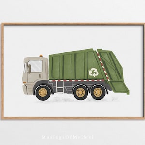 Puede incluir: Una impresión enmarcada de un camión de basura verde y beige con un símbolo de reciclaje. El camión tiene tres juegos de ruedas, una franja roja y blanca y una luz amarilla. La impresión está en un marco de madera.