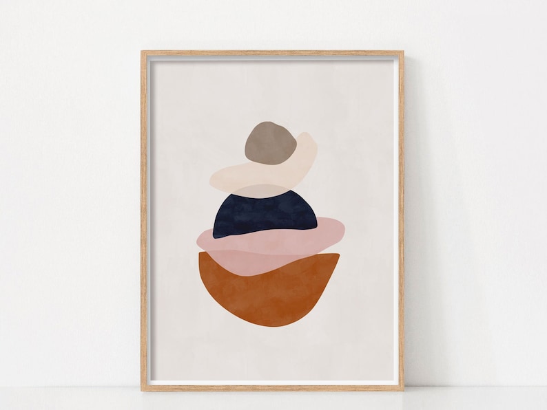 K&ouml;nnte beinhalten: Abstrakter Kunstdruck mit einer Anordnung organischer Formen in ged&auml;mpften Farben. Das Kunstwerk umfasst eine Farbpalette aus Dunkelmarineblau, Rosa, Braun und Beige. Der Druck ist in einem hellen Holzrahmen gerahmt, passend f&uuml;r moderne Wohnkultur.