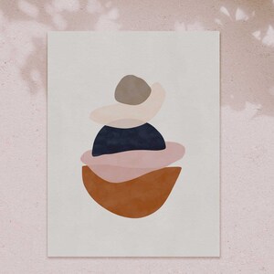 K&ouml;nnte beinhalten: Abstrakter Kunstdruck mit geschichteten Formen in ged&auml;mpften T&ouml;nen. Das Kunstwerk umfasst eine Farbpalette aus Dunkelmarine, Rosa, Braun und Beige. Der Druck wird auf wei&szlig;em Hintergrund angezeigt.