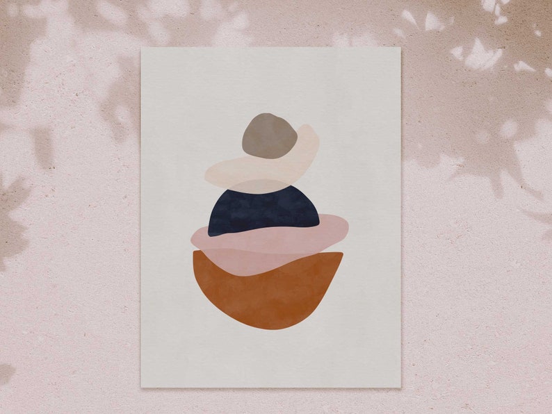 K&ouml;nnte beinhalten: Abstrakter Kunstdruck mit geschichteten Formen in ged&auml;mpften T&ouml;nen. Das Kunstwerk umfasst eine Farbpalette aus Dunkelmarine, Rosa, Braun und Beige. Der Druck wird auf wei&szlig;em Hintergrund angezeigt.