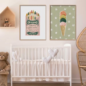 Puede incluir: Dos impresiones enmarcadas, una con una ilustraci&oacute;n de estilo vintage de una caja de crayones con el texto "Crayons - Create Something Magical Today - Cool Kids & Co." y la otra con un fondo verde y un patr&oacute;n floral blanco con un cono de helado de tres bolas.