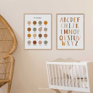 Peut inclure: Deux affiches murales encadr&eacute;es. L'affiche de gauche est intitul&eacute;e MY FEELINGS et pr&eacute;sente seize ic&ocirc;nes circulaires illustrant diverses &eacute;motions avec des &eacute;tiquettes. L'affiche de droite affiche l'alphabet en majuscules dans des tons terreux.