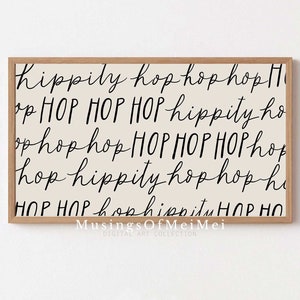 以下が含まれることがあります： ベージュの背景に、黒い筆記体で「hippily hop hop hop」、「op HOP HOP HOP hippily ho」、「op hop hop HOP HOP HOP hop」、「hop hippily hop hop hi」、「HOP HOP hop hippity HOP HO」と「Musings Of MeiMei DIGITAL ART COLLECTION」と書かれています。