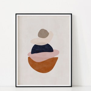 K&ouml;nnte beinhalten: Abstrakter Kunstdruck mit einem Stapel organischer Formen in ged&auml;mpften Farben. Das Kunstwerk umfasst eine Farbpalette aus Dunkelmarineblau, Rosa, Braun und Beige. Der Druck ist in einem schwarzen Rahmen gerahmt.