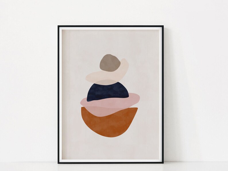 K&ouml;nnte beinhalten: Abstrakter Kunstdruck mit einem Stapel organischer Formen in ged&auml;mpften Farben. Das Kunstwerk umfasst eine Farbpalette aus Dunkelmarineblau, Rosa, Braun und Beige. Der Druck ist in einem schwarzen Rahmen gerahmt.