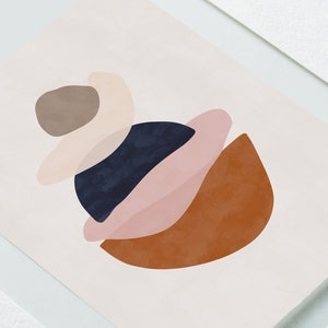 K&ouml;nnte beinhalten: Abstrakter Kunstdruck mit geschichteten Formen in ged&auml;mpften T&ouml;nen. Das Design umfasst einen dunkelblauen Kreis, einen rostfarbenen Halbmond und sich &uuml;berlappende Formen in Rosa, Beige und Braun auf cremefarbenem Hintergrund.