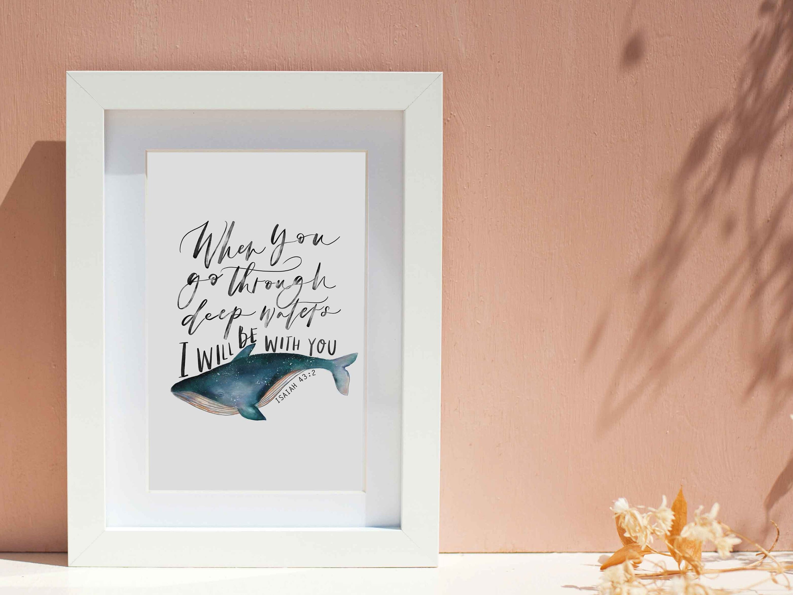 RYYCDOI Poster Decorativo Da Parete Con Squalo Balena E Versetto Isaia 43:2, Stampa Su Lino Con Cornice In Legno, 30,5x40,6 Cm, Per Camera Da Letto E Cameretta