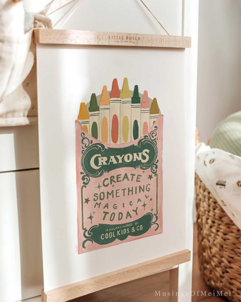 Puede incluir: Una ilustraci&oacute;n de estilo vintage de una caja de crayones con el texto "Crayons", "Crea algo m&aacute;gico hoy" y "Fabricado por Cool Kids & Co."