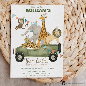 Könnte beinhalten: Eine Geburtstagseinladung mit Safari-Thema. Die Einladung zeigt Illustrationen eines Affen, eines Elefanten, einer Giraffe, eines Löwen und eines Tigers in einem grünen Jeep. Der Text lautet "Join us for WILLIAM'S Two Wild! BIRTHDAY CELEBRATION".