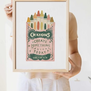 Puede incluir: Una ilustraci&oacute;n de estilo vintage de una caja de crayones con el texto "Crayons", "Crea algo m&aacute;gico hoy" y "Fabricado por Cool Kids & Co."