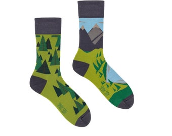 Chaussettes Over the hills | chaussettes homme | chaussettes colorées | chaussettes cool | chaussettes dépareillées | chaussettes folles | chaussettes à motifs | collines et forêt