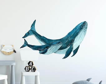 Puede incluir: Ilustración en acuarela de dos ballenas azules nadando. La ballena más grande está situada encima de una ballena más pequeña, ambas con sombreado detallado y una apariencia realista. Las ballenas se encuentran sobre un fondo blanco, creando un tema sereno y acuático.