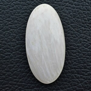 Cabochon en scolécite blanche... Cabochon ovale... 37x18x7mm...31Cts...#H7979
