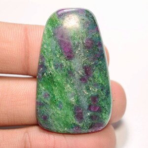 Cabujón de fucsita rubí... Cabujón de forma libre... 39x24x5 mm... 46 Cts... #G8795