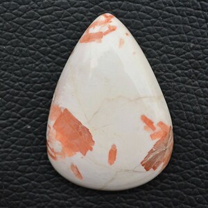 Cabochon pêche en scolécite... Cabochon poire...41x29x7mm....77Cts....#H6772