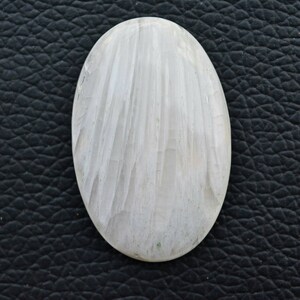 Cabochon en scolécite blanche... Cabochon ovale...36x23x7mm...39Cts...#H7980