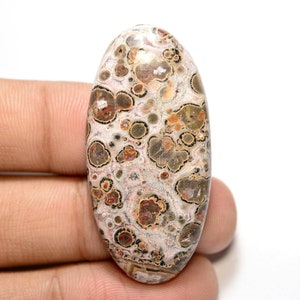 Cabochon en jaspe en peau de léopard... Cabochon ovale... 44 x 21 x 6 mm. 39 Cts. # G8889