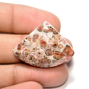 Cabochon en jaspe en peau de léopard... Cabochon de forme libre... 23x31x6 mm..21 Cts..#G8907