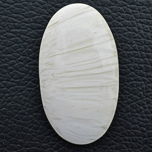 Cabochon en scolécite blanche... Cabochon ovale... 42x24x6mm...42Cts...#H7971