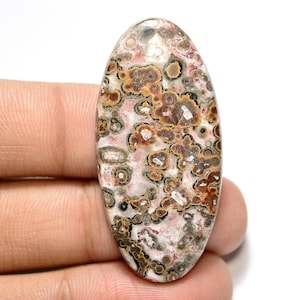 Cabochon en jaspe en peau de léopard... Cabochon ovale... 44 x 21 x 5 mm. 32 Cts. # G8890
