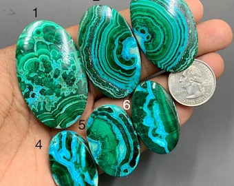 Puede incluir: Seis cabujones ovalados de malaquita y crisocola con patrones de bandas verdes y azules vibrantes, numerados del uno al seis. Se incluye una moneda de cuarto de dólar estadounidense para escala, y el texto N-7063 aparece en la esquina inferior derecha.