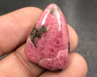 Cabochon rhodonite...Cabochon forme libre...29x19x8 mm...41 Cts...A#L7686