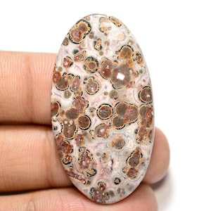 Cabochon en jaspe en peau de léopard... Cabochon ovale... 42x23x4 mm..27 Cts...#G8891