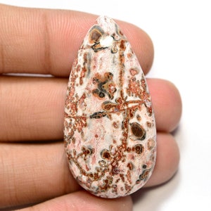 Cabochon en jaspe en peau de léopard... Cabochon en poire... 43x22x8 mm...51 Cts...#G8896