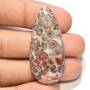 Cabochon en jaspe en peau de léopard... Cabochon en poire... 43x20x4 mm..26 Cts...#G8898