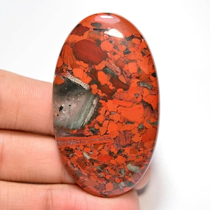 Cabujón de jaspe rojo brechado...Cabujón ovalado...56x33x7 mm...103 cts...#H669