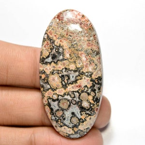 Cabochon en jaspe en peau de léopard... Cabochon ovale... 51 x 25 x 7 mm. 58 Cts. # G8885