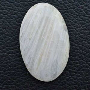 Cabochon en scolécite blanche... Cabochon ovale... 37x23x6mm...33Cts...#H7975