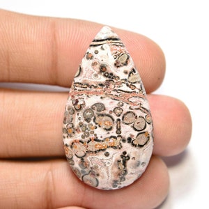Cabochon en jaspe en peau de léopard... Cabochon en poire... 37x21x7 mm..32 Cts...#G8902