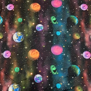 Puede incluir: Un fondo negro con un estampado de galaxia colorido que presenta planetas, estrellas y nebulosas. Los planetas son de varios colores, incluyendo azul, verde, rosa y naranja.